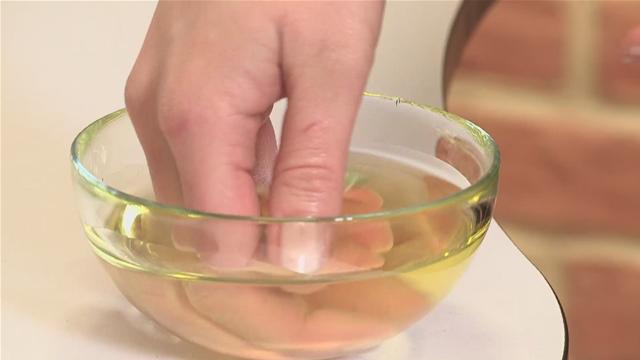 cliomakeup-maschere-mani-unghie-ricette-diy-olio-oliva-limone-immersione